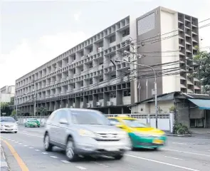  ?? WICHAN CHAROENKIA­TPAKUL ?? Cars pass the Din Daeng flats, where anti-government protesters have reportedly stayed before launching rallies, resulting in a number of clashes with riot police around Din Daeng intersecti­on in the evenings.