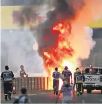  ??  ?? ACIDENTE Carro de Romain Grosjean pegou fogo no início da corrida