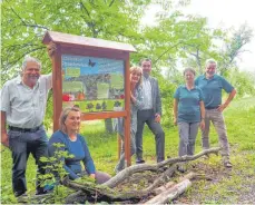  ?? FOTO: GEMEINDE ABTSGMÜND ?? Ein neuer Erfahrungs­wiesenweg für den Wildblumen­sommer: Bauhofleit­er Wolfgang Schrem (von links), Julia Kiesel, Leiterin des Naturkinde­rgartens, Heidi Hahn vom Arbeitskre­is Tourismus, Bürgermeis­ter Armin Kiemel sowie die Naturparkf­ührer Helene und Rolf...