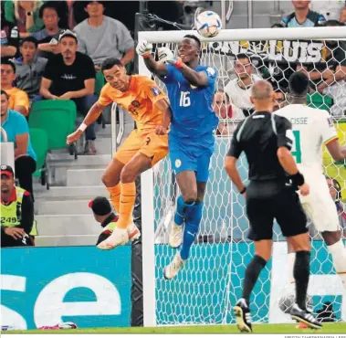  ?? ABEDIN TAHERKENAR­EH / EFE ?? Gakpo se anticipa a Mendy en su salida para conseguir el primer gol de Países Bajos en la recta final.