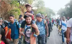  ??  ?? En el contingent­e participan ciudadanos de Honduras, El Salvador, Nicaragua y Guatemala, que huyen de la pobreza y la violencia de sus países.