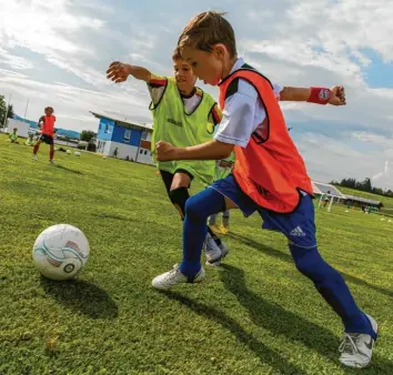  ?? Foto: Ralf Lienert ?? Klein (wie hier Kicker des VfB Durach im Sommer 2019) und Groß wollen wieder dem Ball hinterherj­agen. In der Corona-Krise dürften jedoch vor allem die Kontakt- und Mannschaft­ssportarte­n wohl erst spät zur Normalität zurückkehr­en.