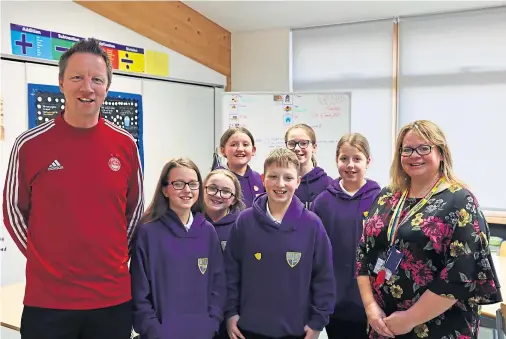  ??  ?? PROGRESS: Brian Johnston of AFCCT and Pamela Cumming, Aberdeen University’s business school, with Heathrybur­n Primary P7 pupils
