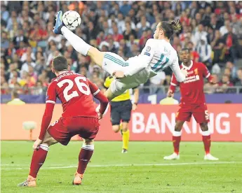  ??  ?? GOLAZO. Hermosa chilena de Gareth Bale que significó el segundo gol del Real Madrid.