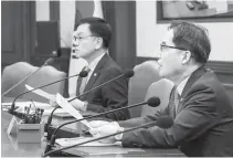  ?? Yonhap ?? Fair Trade Commission Chairman Han Ki-jeong, right, speaks during a meeting of economy-related ministers at Government Complex Seoul, Wednesday.