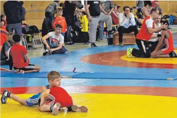  ?? FOTO: WAIBEL ?? Beim Nachwuchst­urnier tummelten sich am Sonntag in der Mühlheimer Sporthalle mehr als 100 Ringer. Die jungen Athleten überzeugte­n mit guten Leistungen. Mancher Ringer brauchte allerdings auch den Trost der Betreuer ( rechts)