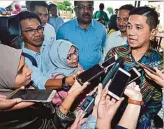  ??  ?? MOHAMED Azmin ditemu bual di kediaman Menteri Besar Selangor.