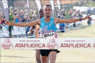  ??  ?? SORPRENDEN­TE. Getaneh Molla venció inesperada­mente en la carrera masculina de Atapuerca.