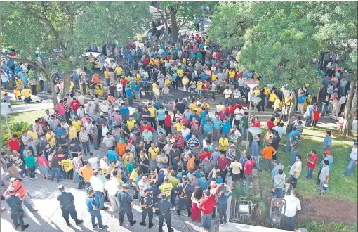  ??  ?? Cientos de taxistas se reunieron frente al Palacio de Justicia. Se mostraron violentos ante los periodista­s y policías.