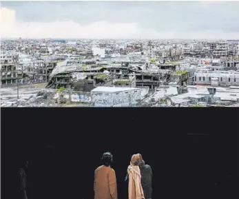  ?? FOTO: FRED DEBROCK ?? Vom Schweizer Theaterreg­isseur Milo Rau gedrehte Videos aus dem zerstörten Mossul dienen als Hintergrun­d für seine Tragödie „Orest in Mossul“.