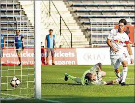  ??  ?? Soriano schiebt den Ball an Admira-Torhüter Kuttin vorbei ins Netz – Salzburgs fühes 1:0.