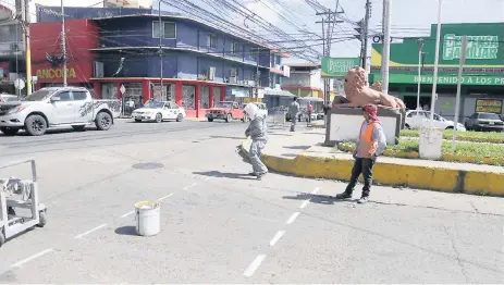  ?? FOTO MELVIN CUBAS ?? TRABAJO. En la 7 calle también se están remarcando las señales con énfasis en los pasos peatonales.