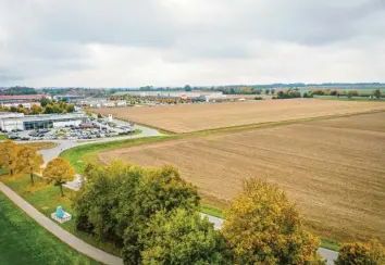  ?? Foto: Julian Leitenstor­fer ?? Auf der Ackerfläch­e im Vordergrun­d soll der Neubau des Landratsam­ts entstehen. Im Hintergrun­d ist das Fachmarktz­entrum am Penzinger Feld zu erkennen.