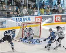  ?? FOTO: CHRISTIAN FLEMMING ?? Im ersten Testspiel gegen Landsberg gab es einen Overtime-Sieg für die Islanders.