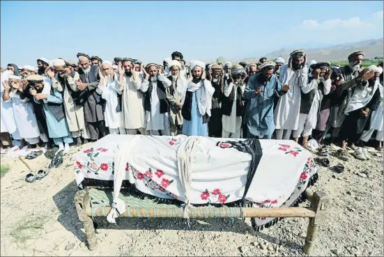  ?? PARWIZ / REUTERS ?? Funeral por una de las víctimas de Nagarhar, víctimas de un dron de Estados Unidos