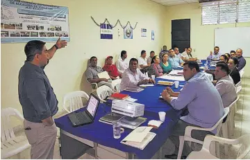  ??  ?? Con representa­ntes. La mayoría de alcaldes de Usulután envió a la capacitaci­ón a un delegado municipal para conocer sobre procedimie­ntos y evitar demandas.