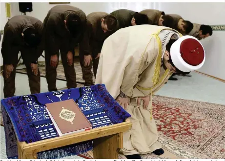  ??  ?? Den Islam können Rekruten in Gebetsräum­en beim Bundesheer ganz offen leben, über Doppelstaa­tsbürgersc­haften wird aber geschwiege­n