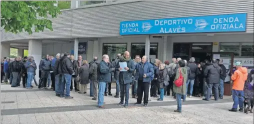  ??  ?? EXPECTACIÓ­N. Aficionado­s albiazules, haciendo cola ayer en Mendizorro­za para adquirir las entradas para la final.