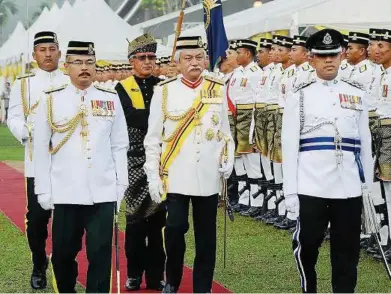  ??  ?? Royal inspection: Tuanku Muhriz inspecting the guard-of-honour during the investitur­e ceremony at Padang Awam Seri Menanti. — Bernama