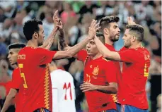  ?? /EFE ?? Sergio Busquets (izq.), Gerard Piqué (seg. der.) y Nacho (der.) celebran el gol convertido por Iago Aspas (centro).