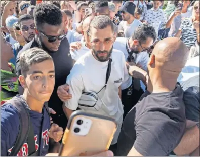  ??  ?? Benzema, rodeado de gente durante su visita a Cannes este verano.