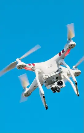  ??  ?? Unbemannte­s Flugobjekt am Himmel. Drohnen werden bald zum Alltagsbil­d gehören. Lösungen für Sicherheit­sfragen sind ausständig.
