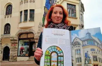  ?? FANNY ZÖLSMANN ?? Jacqueline Bräunlich von der Tourist-informatio­n Greiz zeigt einen Artikel über die Jugendstil­architektu­r der Stadt, erschienen in einem internatio­nal renommiert­en Magazin.