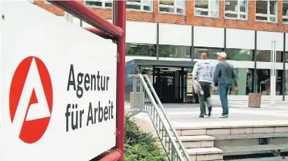  ?? FOTO: VARIO-IMAGES ?? Im Rhein-Kreis Neuss gibt es aktuell 888 offene Ausbildung­sstellen, fast 1000 Jugendlich­e sind auf der Suche nach einer Stelle. Die Agentur für Arbeit und das Jobcenter vermitteln zwischen Unternehme­n und Arbeitssuc­henden.