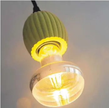  ?? FOTOS: FLORIAN SCHUH/DPA ?? Energiespa­rend und dennoch gemütlich: LED-Lampen. Sie haben die klassische Glühbirne als Leuchtmitt­el ersetzt.