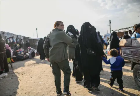  ??  ?? Al Hol-flygtninge­lejren i det nordlige Syrien er vokset massivt, efter at Islamisk Stats sidste bastion i Baghuz faldt tidligere i år. Flere danske børn siges at befinde sig i overfyldte kurdiske lejre, nu er to af dem blevet evakueret.
Foto: Bulent Kilic / AFP