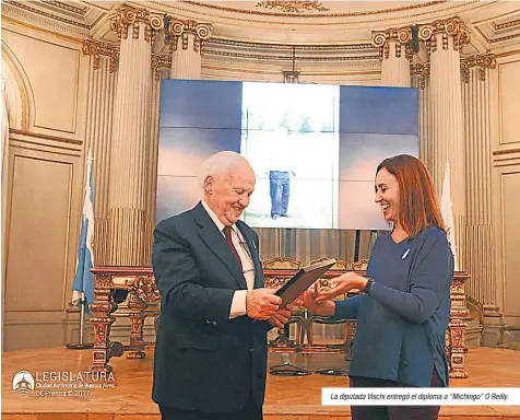  ??  ?? La diputada Vischi entregó el diploma a “Michingo” O Reilly.