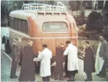  ?? FOTO: STIFTUNG LIEBENAU ?? Der Bus in den Tod im Jahr 1940: Während des Euthanasie-Programms der Nazis wurden 512 Menschen der Stiftung Liebenau abgeholt.