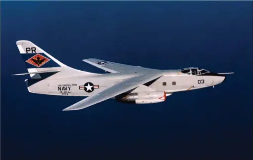  ??  ?? Douglas EA-3B de l’US Navy. Destiné aux missions de renseignem­ents au profit de l’aviation embarquée, il intervenai­t en particulie­r dans la surveillan­ce de l’activité radio-électroniq­ue au large de la Chine ou de l’Europe du Sud. (Us Navy)