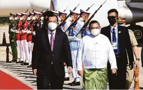  ?? An Khoun Sam Aun / National Television of Cambodia ?? Cambodian Prime Minister Hun Sen (left) reviews an honor guard with Myanmar Foreign Minister Wunna Maung Lwin at the airport in Naypyitaw.