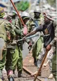  ?? Foto: Tony Karumba, dpa ?? In Kibera geraten Einwohner und Polizis ten aneinander.