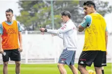  ?? FOTO: TOURDRE/DPA ?? Bereits mittendrin: Niko Kovac (Mi.) während des Trainings.