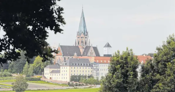  ?? Fotos: Julian Leitenstor­fer ?? Wo einst der Weiler Emming in einer Mooslandsc­haft nordwestli­ch des Ammersees stand, wuchs seit dem Jahr 1885 das Klosterdor­f St. Ottilien heran, das heute mit rund 90 Bewohnern die größte Mönchsgeme­inschaft in Südbayern ist.