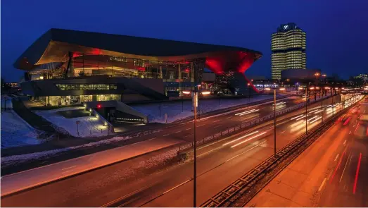  ??  ?? 8 BMW Welt, München
Die Aufnahme in der blauen Stunde ist mit 0,8 Sekunden relativ kurz belichtet. Trotzdem sind vom fahrenden Verkehr nur Lichtspure­n zu erkennen.