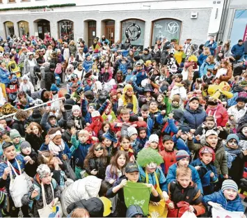  ?? Fotos: Ernst Mayer ?? Viele Kinder streckten sich bei der Kinderbrot­speisung in Burgau, um möglichst viel in ihre Beutel stopfen zu können.