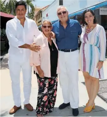  ??  ?? El empresario gastronómi­co argentino recibió a CARAS en uno de los dos locales de su restó “Maya´s Grill” junto a su esposa, Marsha Steinberg, y sus hijos Alejandro y Sara .