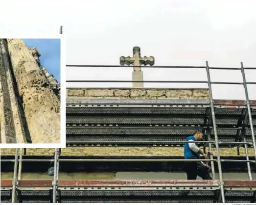  ?? LOURDES DE VICENTE ?? Un obrero recorre los andamios de la fachada de la Castrense. A la izquierda, detalle del mal estado de la portada de piedra de San Antonio.