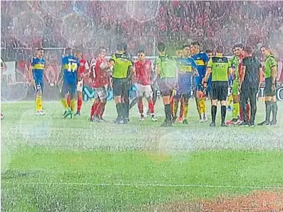  ?? ?? CAPTURA DE TV
ESTABA IMPOSIBLE. La cancha del Rojo estuvo unos minutos anegada por la tormenta que cayó en el segundo tiempo.