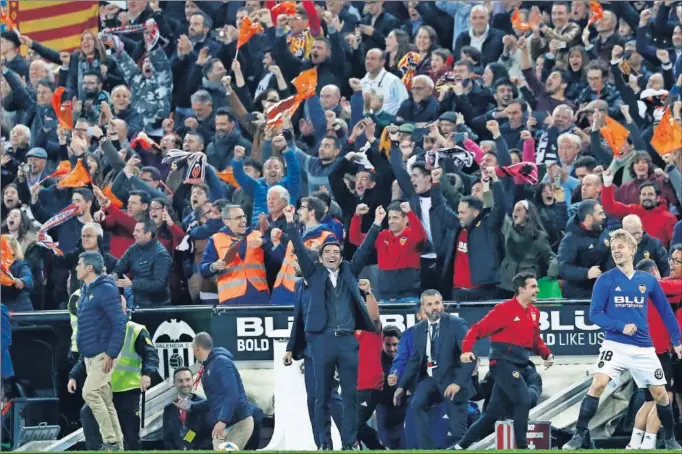  ??  ?? BRAZOS ARRIBA. Marcelino celebra la clasificac­ión para la final de Sevilla, con los brazos en alto, junto con la afición.