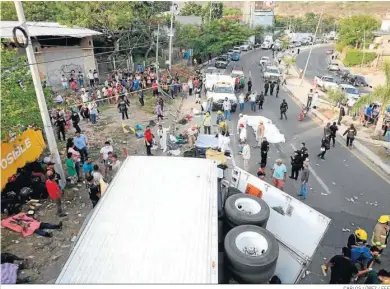  ?? CARLOS LÓPEZ / EFE ?? Miembros de los equipos de rescate trabajan en la zona del accidente, ayer en el municipio de Chiapa de Corzo.