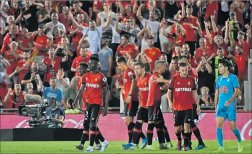  ??  ?? PRIMERA VICTORIA. Los jugadores del Mallorca celebran el triunfo ante el Eibar.