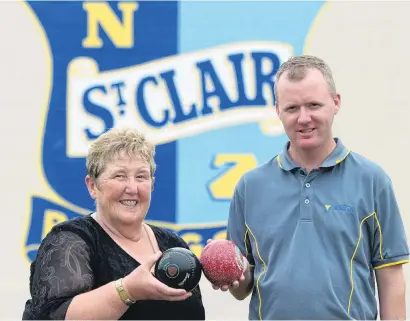  ?? PHOTO: LINDA ROBERTSON ?? Present generation . . . Women’s champion Carolyn Crawford and men’s champion Brent McEwan at the St Clair Bowling Club, which marks its 125th anniversar­y this weekend.