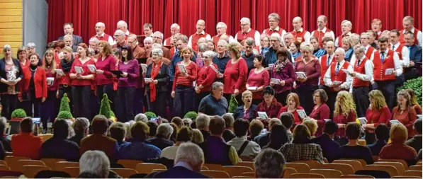  ?? Fotos: Peter Urban ?? Im Finale waren alle fünf Chöre miteinande­r musikalisc­h vereint.