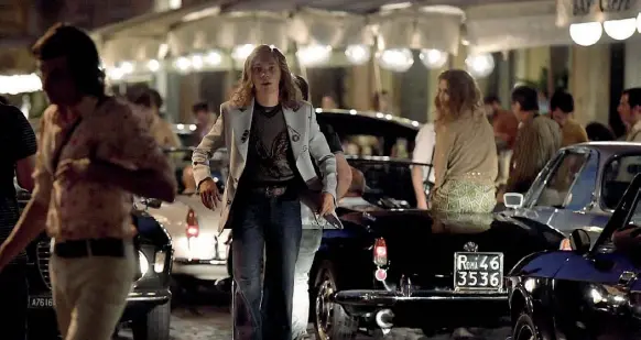 ??  ?? Anni Settanta Charlie Plummer (John Paul Getty III) a Piazza Navona in una scena di Tutti i soldi del mondo di Ridley Scott ambientato nel 1973, nei giorni del rapimento