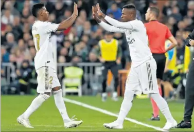  ??  ?? Rodrygo saluda a Vinicius en un cambio durante el partido ante el Betis (0-0) del pasado 2 de noviembre.