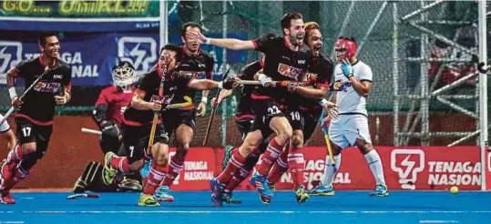  ?? [FOTO OSMAN ADNAN/BH] ?? Pemain KLHC meraikan gol Anton Paul Fritz Ebeling(tengah) selepas menewaskan THT untuk menjuarai Liga Perdana Hoki Malaysia TNB di Stadium Hoki Pantai, malam tadi.